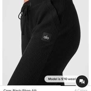 Size medium Alo muse sweatpants in black